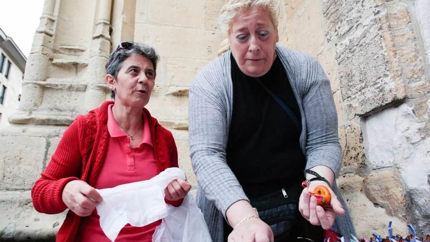 Virginia Cartón y su cuñada Tina Pérez ayer, despachando paxarinas a las puertas de la Catedral.