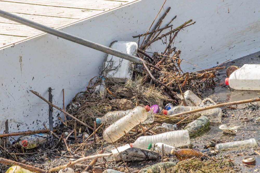 Toneladas de basura acumuladas en la desembocadura