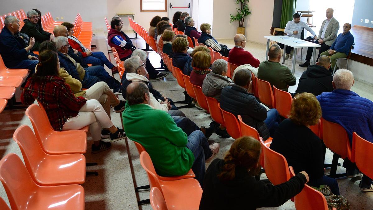 La reunión en la Casa do Pobo de Beluso llegó a congregar a más de una treintena de vecinos del lugar de A Roza.
