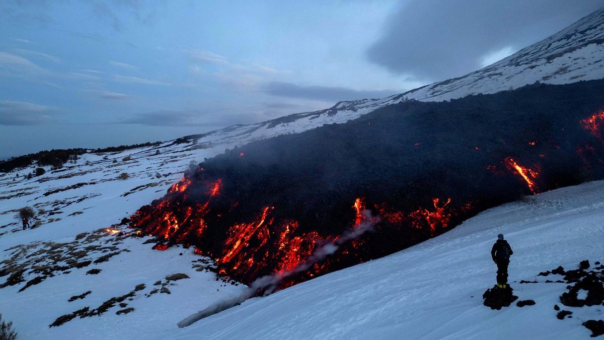 La lava fluye sobre la nieve en el volcán Etna