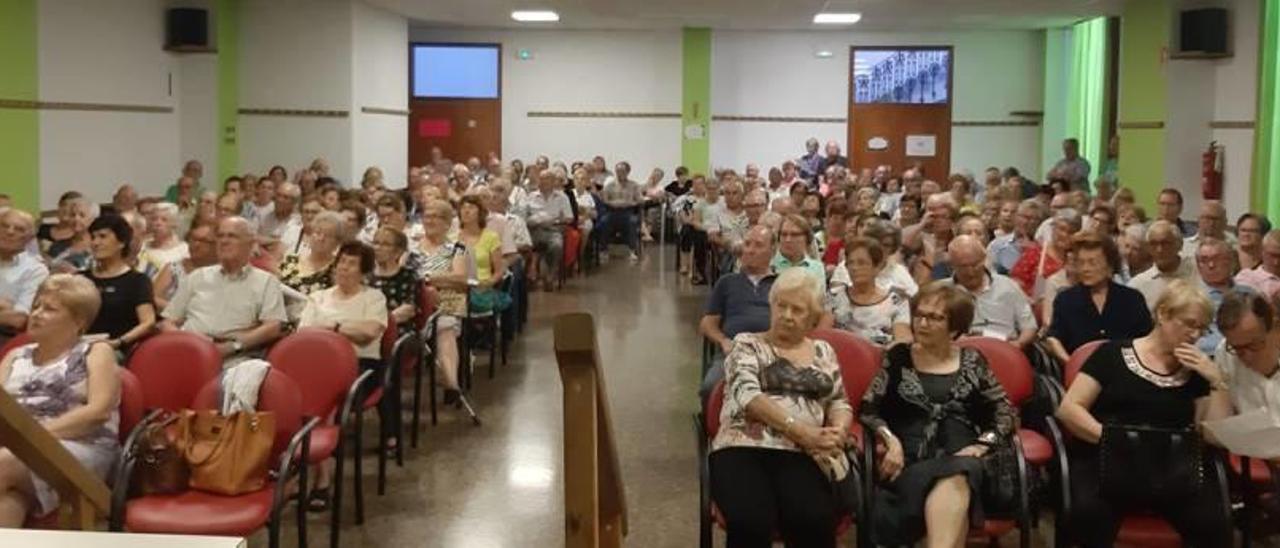 Más de trescientas cincuenta personas asistieron a la asamblea de jubilados y pensionistas de Oliva.