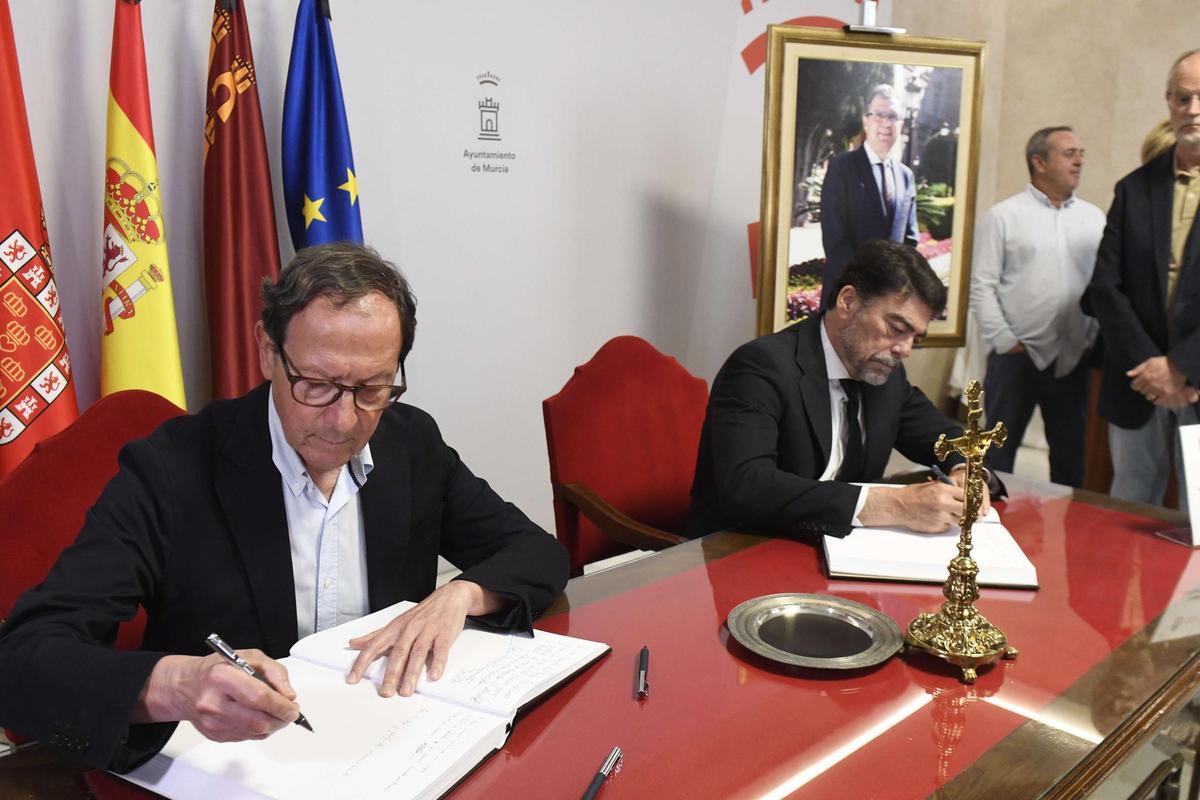 Las imágenes de la despedida a José Ballesta en la capilla ardiente instalada en el Salón de Plenos del Ayuntamiento de Murcia