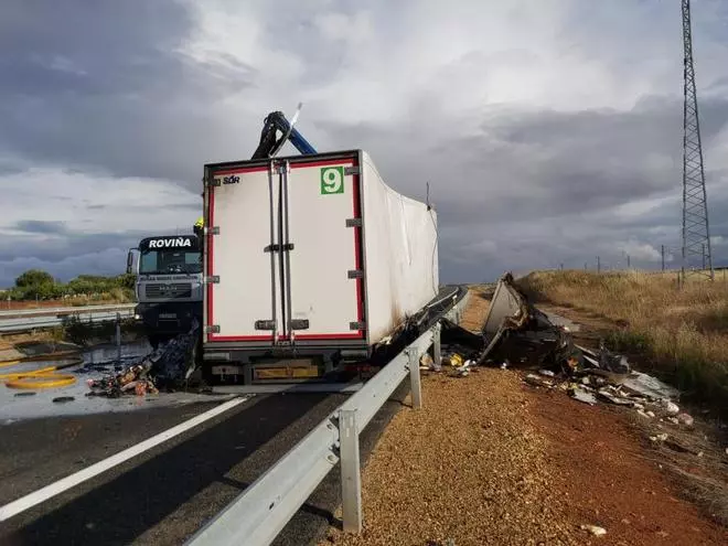 Incendio de un camión frigorífico en la A-66 en Montamarta (Zamora)