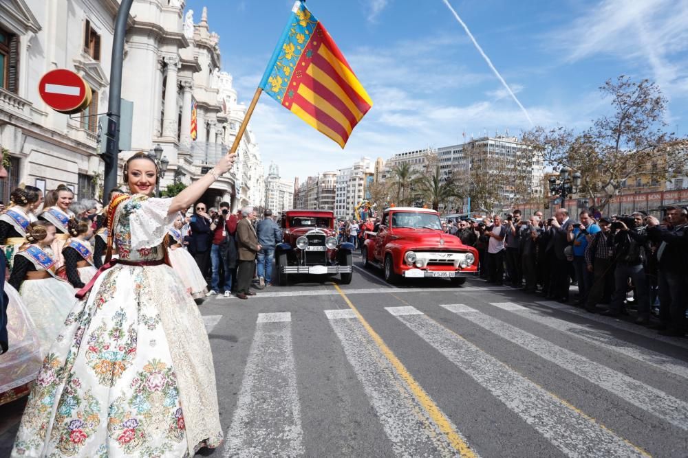 Salida de la ronda fallera de coches antiguos desde la plaza del Ayuntamiento de València.