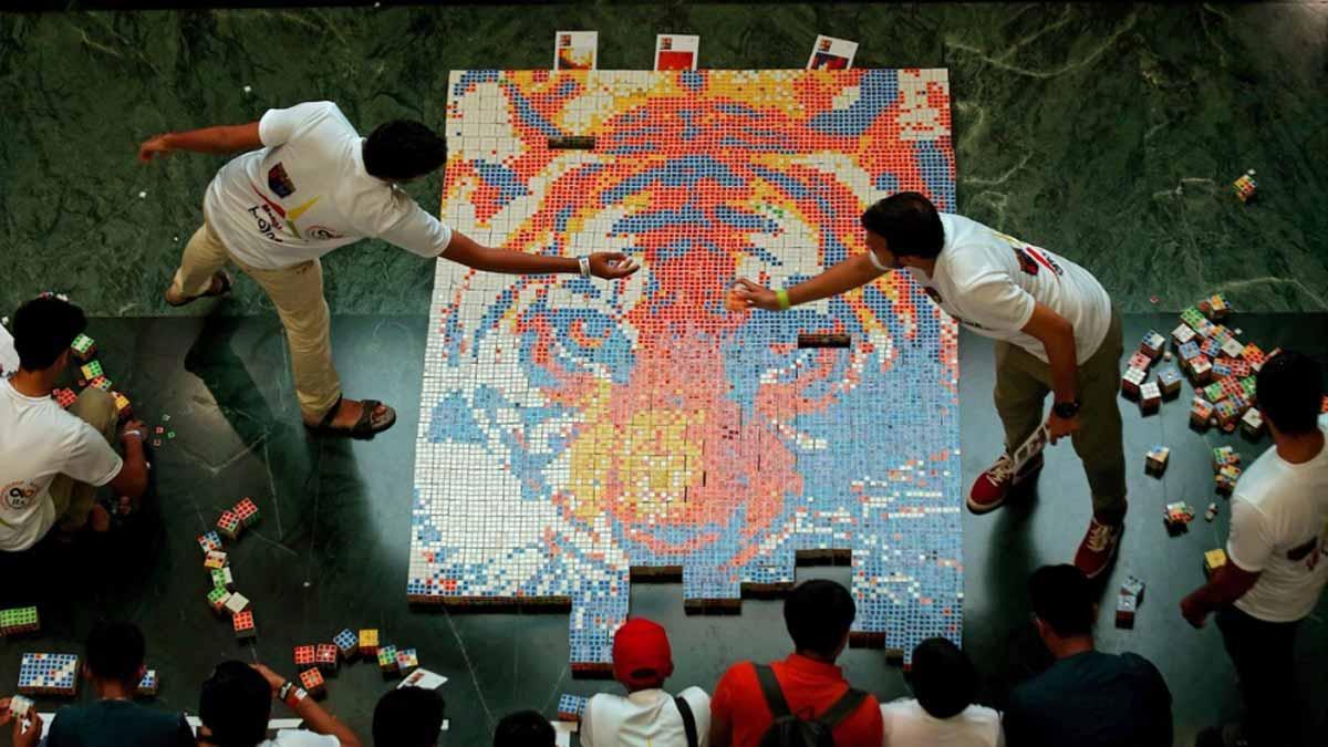 Un mosaico de un tigre de bengala hecho con 1.200 cubos de rubik