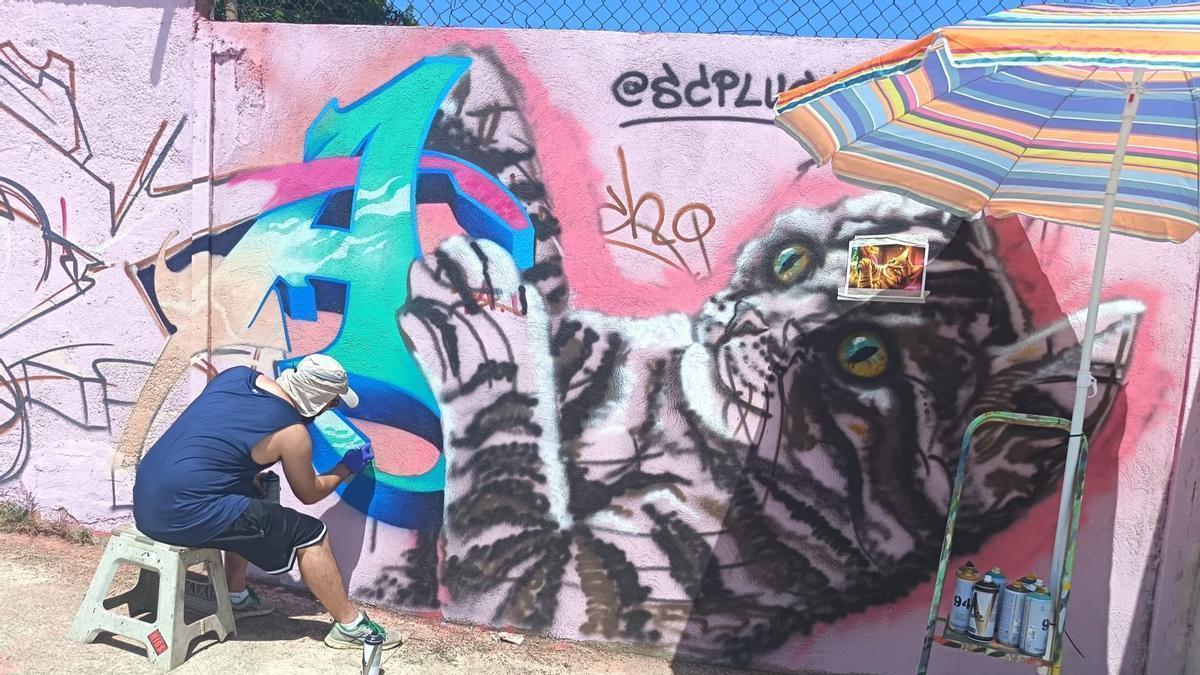 Arroyo de la Luz se convierte en un lienzo gigante con artistas del graffiti de toda España