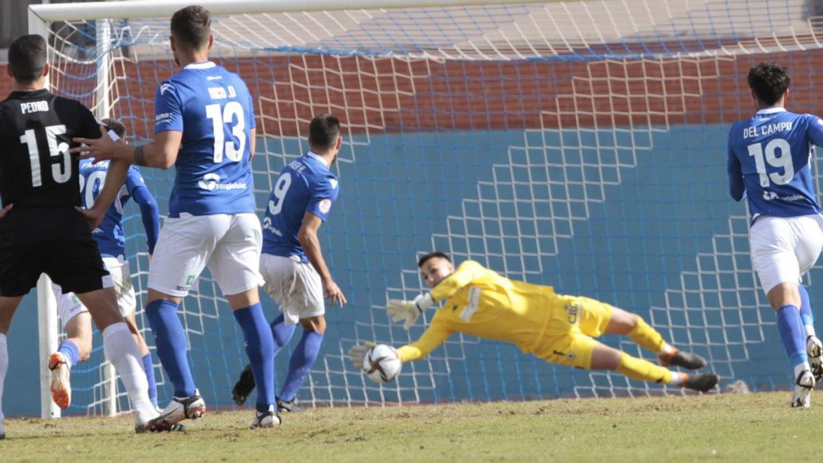 Adrián López ataja el penalti que lanza Iker.