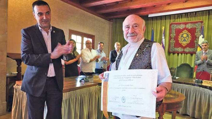 Josep Bauzà dio lectura al expediente que recoge los méritos de Castaldo, distinguido por el alcalde ´solleric´.