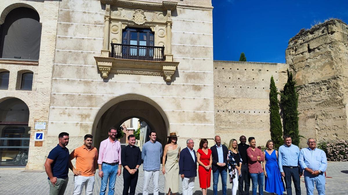 Autoridades, técnicos y empresarios ante la Puerta del Sol de la muralla de Palma del Río.