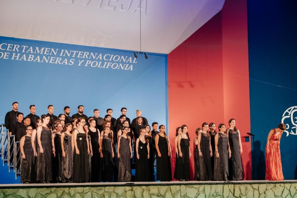 La participación de los coros locales protagonizó la gala de clausura del Certamen Internacional de Habaneras y Polifonía de Torrevieja