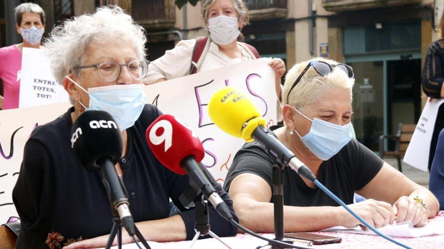 La representant de Càrnies en Lluita, Roser Iborra, i la denunciant Montse Castañé