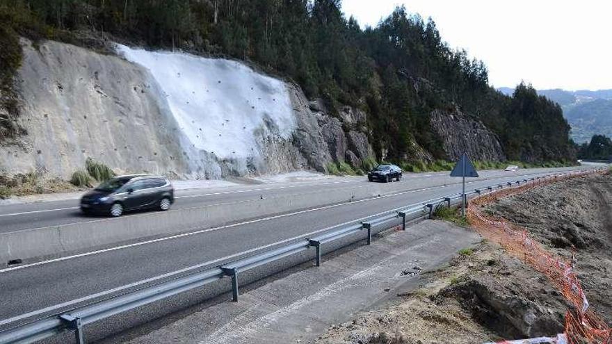 El carril fue reabierto ayer pasadas las 13.00 horas. // Gonzalo Núñez