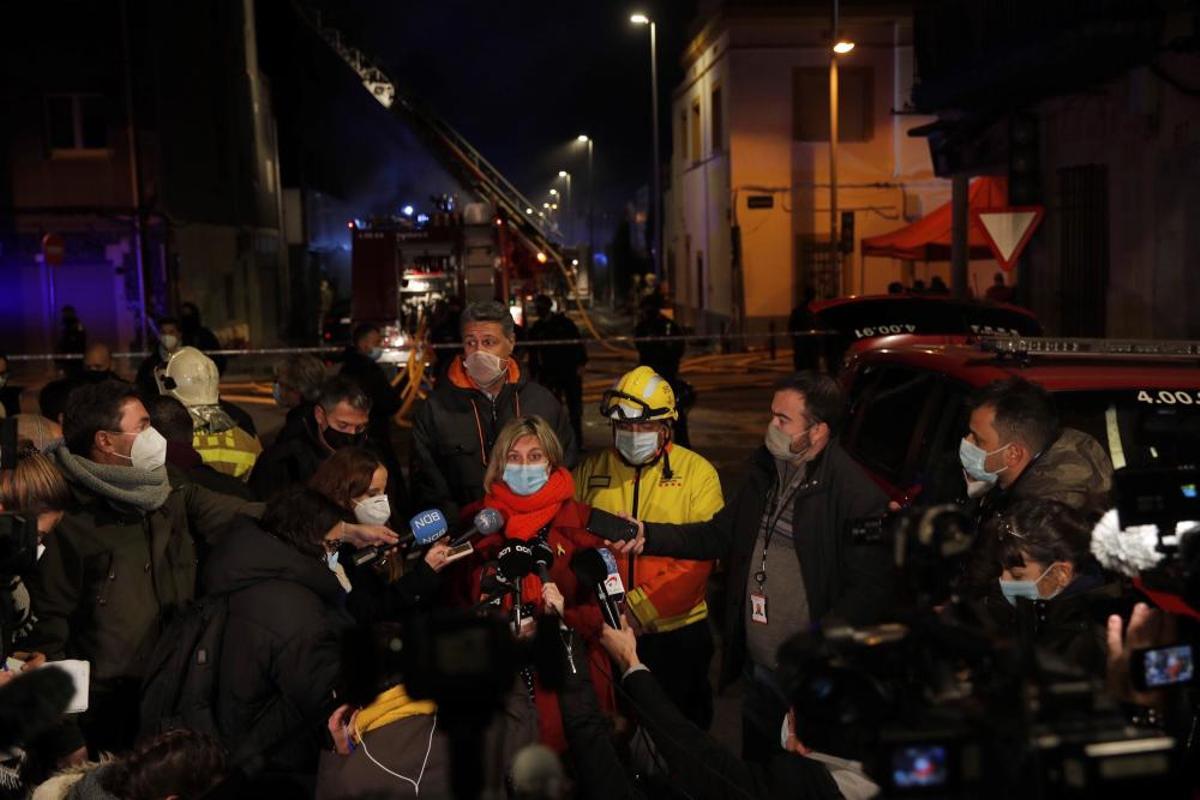 Al menos dos muertos en el incendio en Badalona Al menos dos muertos en el incendio en Badalona