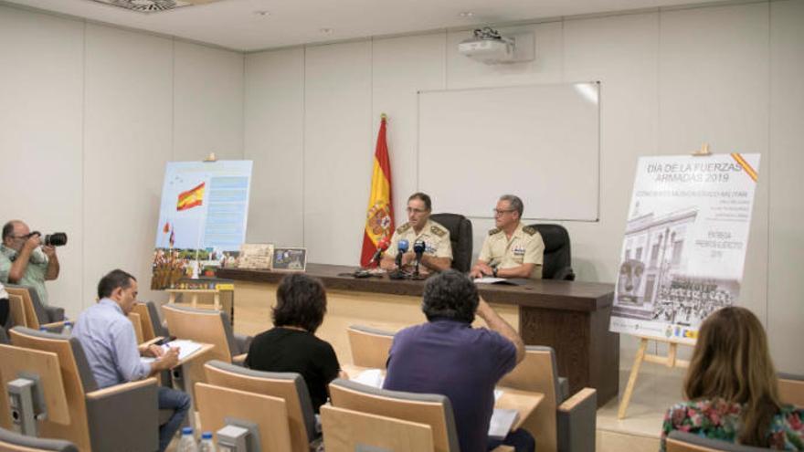 El Ejército arría la bandera de España en las ocho islas de manera simultánea