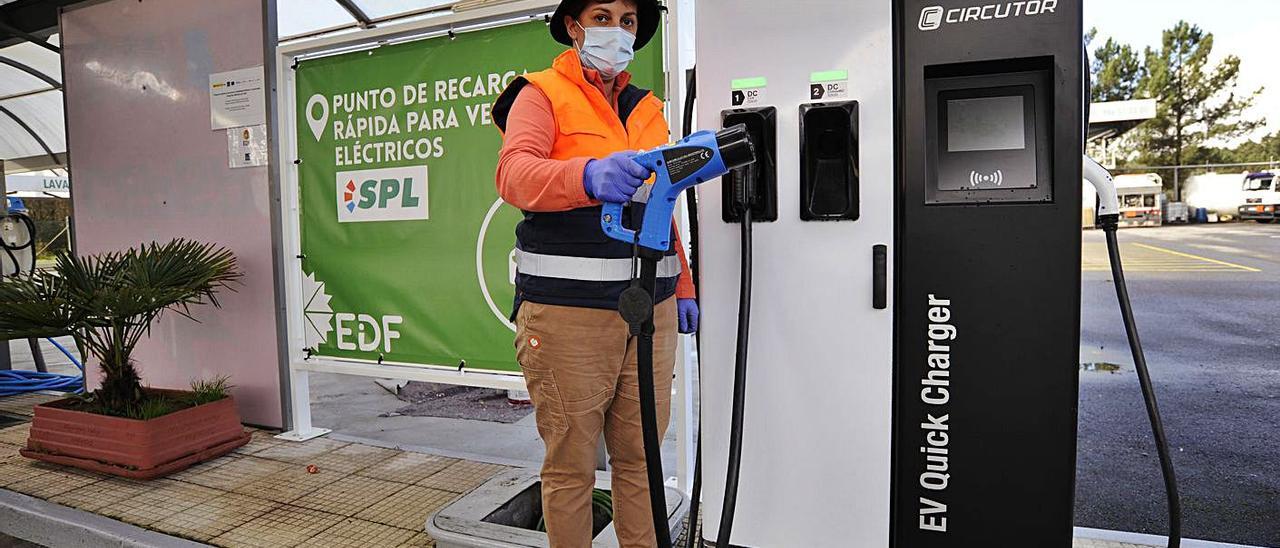 Una trabajadora de Ponte Liñares sostiene un cargador para automóviles eléctricos.   | // BERNABÉ/JAVIER LALÍN