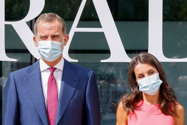 Los reyes Felipe y Letizia en la puerta del Heraldo de Aragón