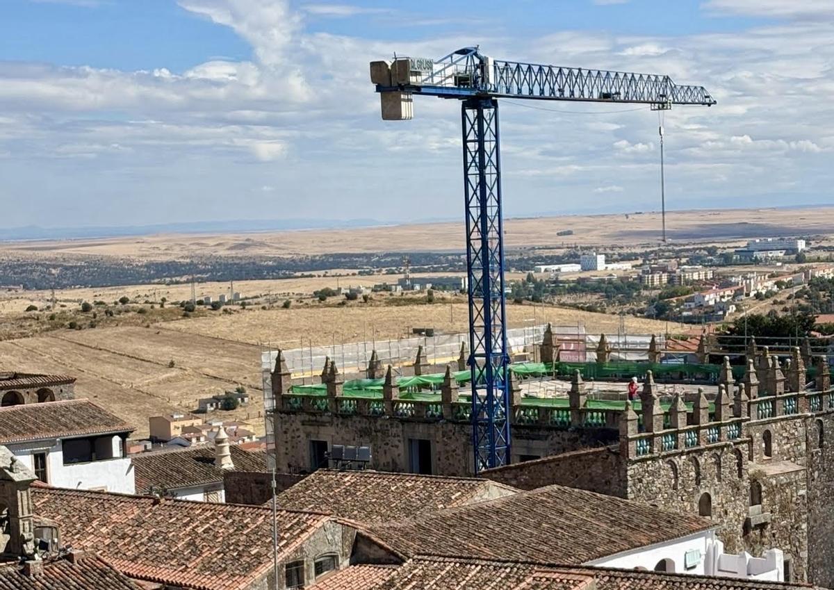 Obras en el Museo de Cáceres y los llanos al fondo.