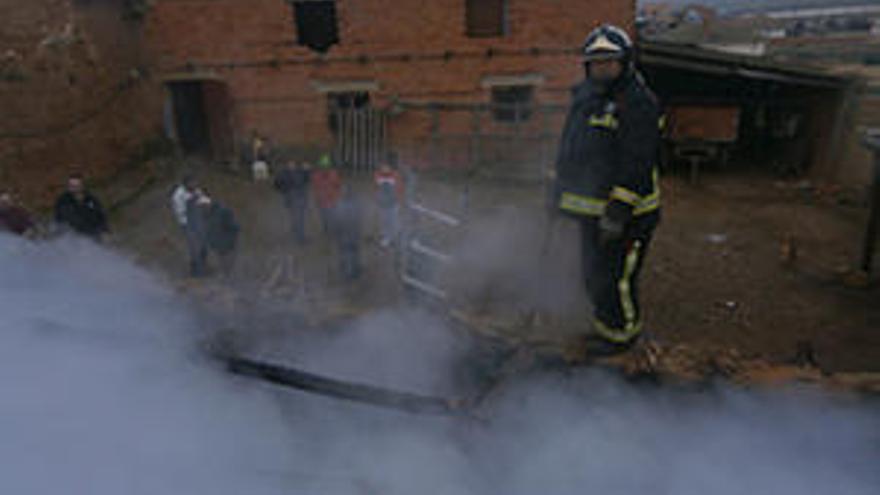 Los bomberos sofocan un fuego en un cobertizo de Manganeses