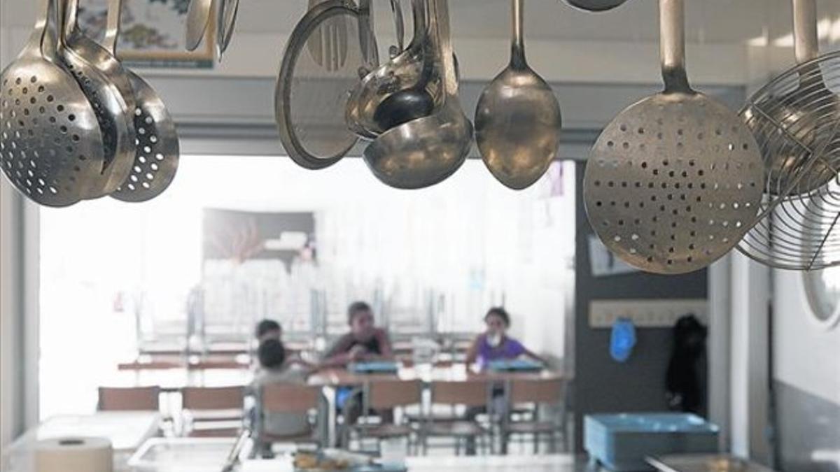 Unos niños toman el almuerzo en el comedor del colegio Roc Alabern de Terrassa, en el verano del 2013.