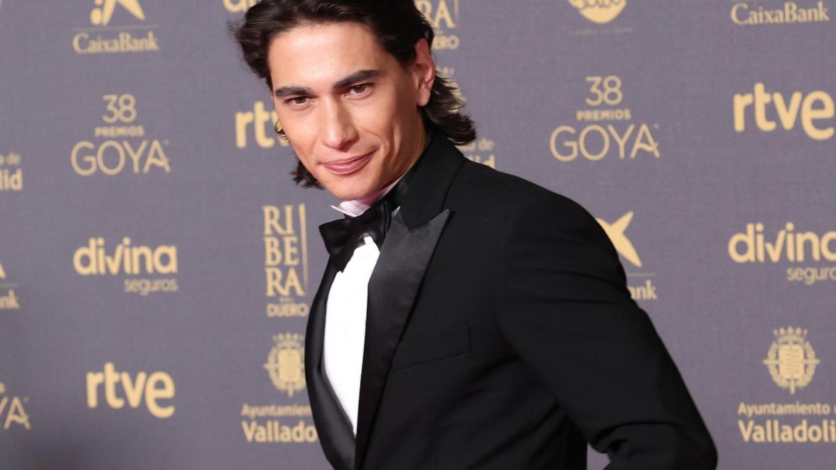 El actor Enzo Vogrinic posa en la alfombra rosa previa a la gala de la 38 edición de los Premios Goya en Valladolid