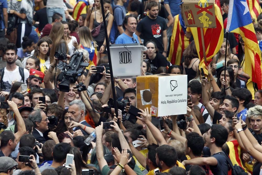 Milers de persones reivindiquen el mandat de l''1 d''octubre al centre de Barcelona