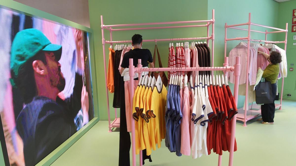 La colaboración de Zara con Bad Bunny arrasa en A Coruña