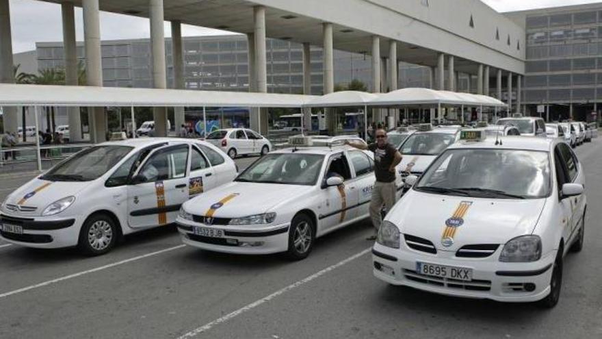 Ihre Cashcow am Flughafen wollen die Taxifahrer nicht teilen.