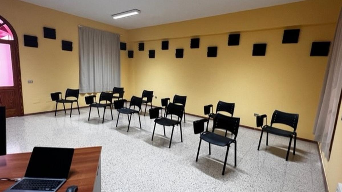 Imagen de una de las renovadas aulas de la Casa de Juventud de Gáldar.