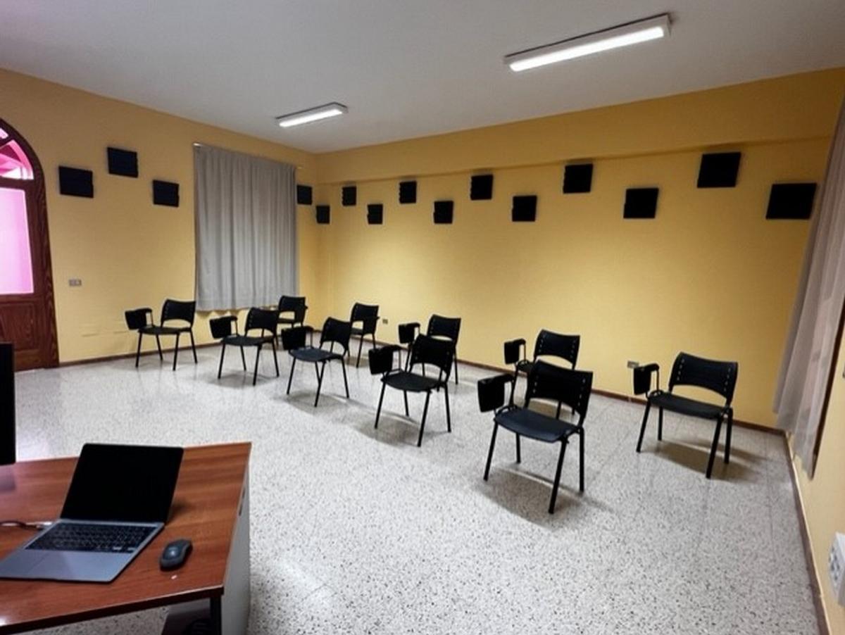 Imagen de una de las renovadas aulas de la Casa de Juventud de Gáldar.