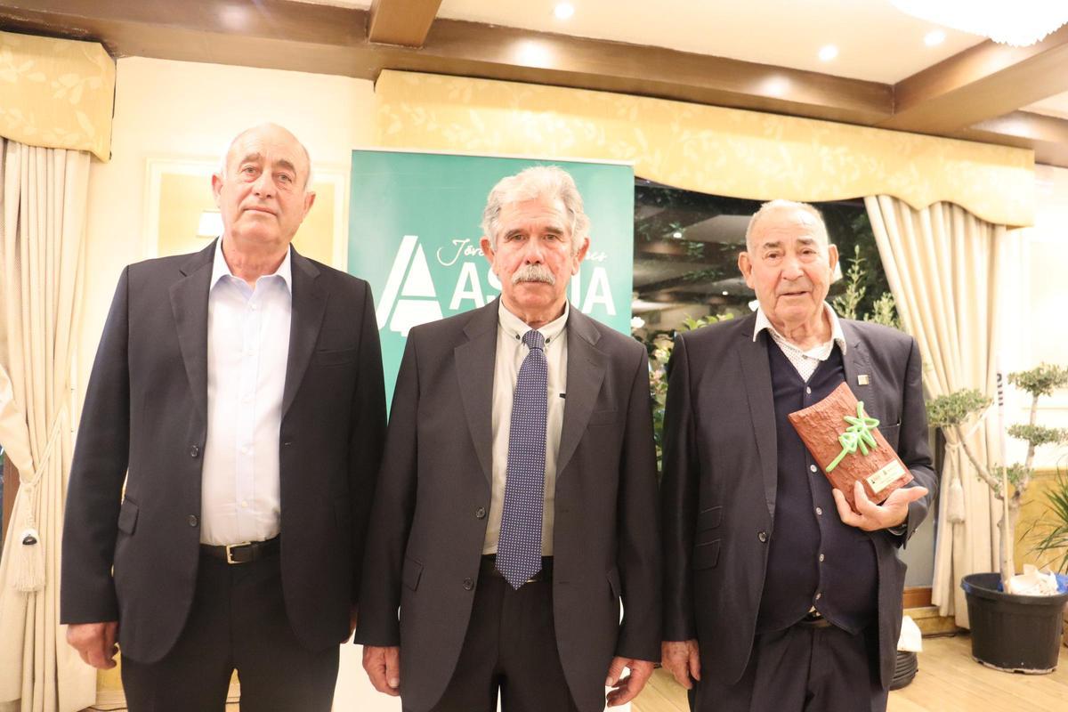 Pedro Valero con el fundador de Marfruit, Pepe Marroquí, a la derecha, y su socio Enrique Amorós, a la izquierda, tras la entrega del premio Agricultor del Año de Asaja