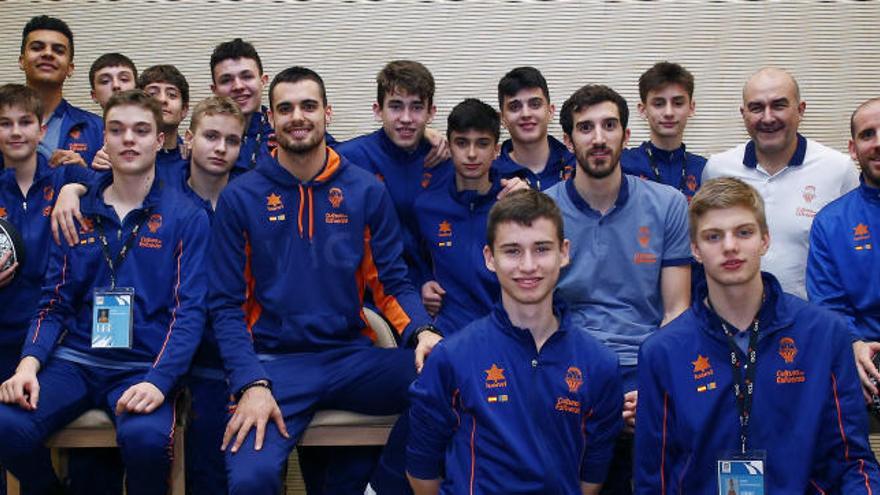 Jugadores del Infantil A del Valencia Basket, con sus ídolos del primer equipo