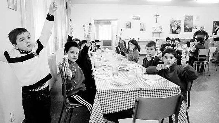 Los escolares de Grado muestran las brochetas de frutas, ayer, durante el desayuno saludable.