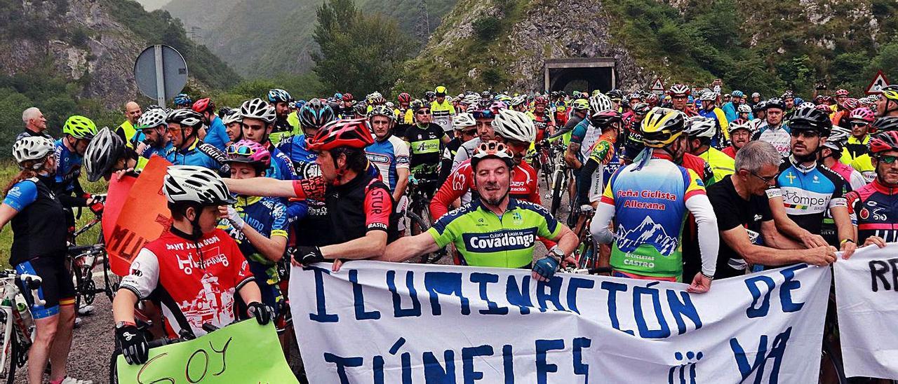 Un ciclista en la antigua carretera entre Mieres y Oviedo.