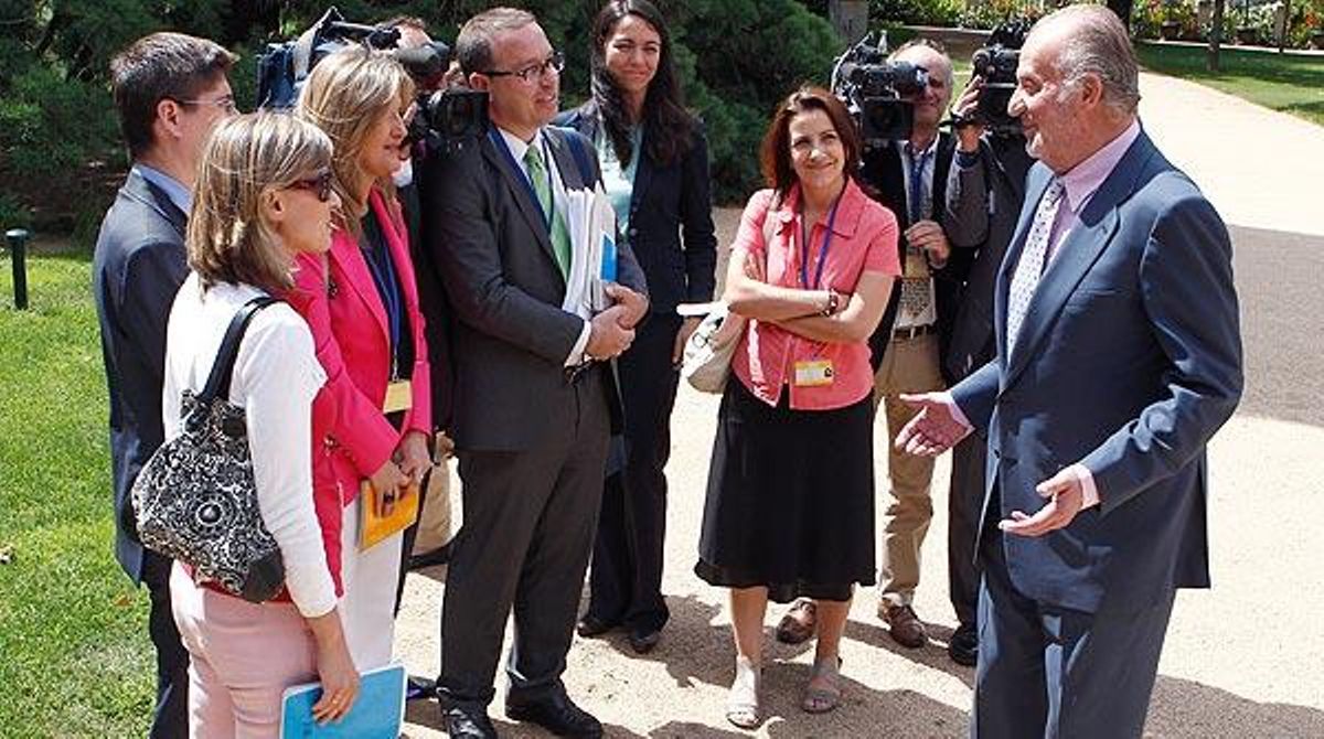 Joan Carles expressa el seu malestar davant la premsa.