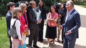 Joan Carles expressa el seu malestar davant la premsa.