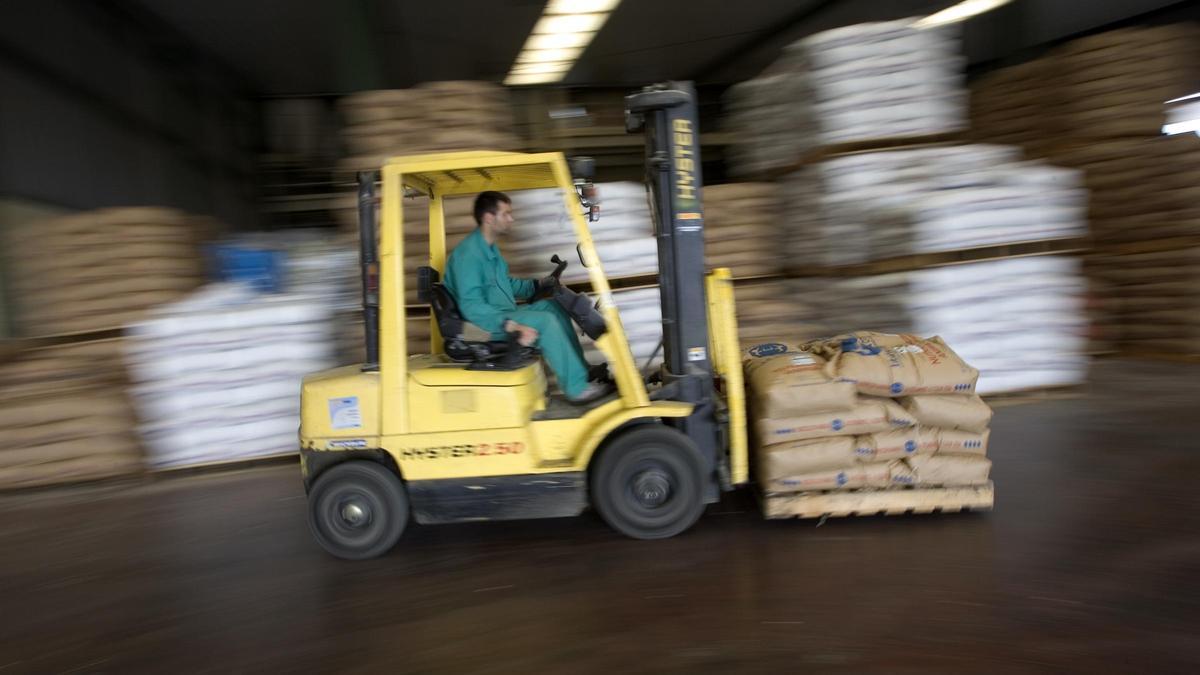 Un trabajador de la cooperativa de Valdés.