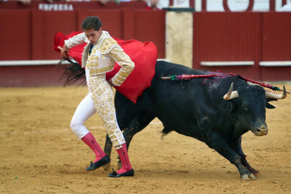 Las imágenes de la tercera corrida de abono de la feria taurina de Málaga en La Malagueta.