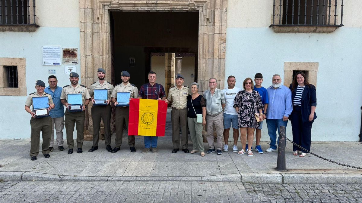 Foto de familias a las puertas del Ayuntamiento cangués.