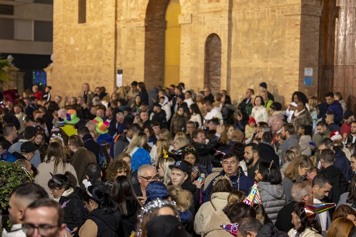 Las calles aledañas a la plaza - Caballero de Rodas, Maldonado, Bazán y Ramón Gallud- fueron cortadas para acoger a la presencia de miles de asistentes