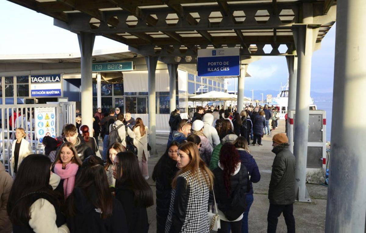 Colas, en diciembre, para ver las luces de Vigo en barco. |  G.N.