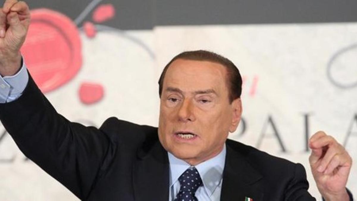 Berlusconi gesticula en la presentación del último libro del periodista Bruno Vespa, este miércoles en Roma.