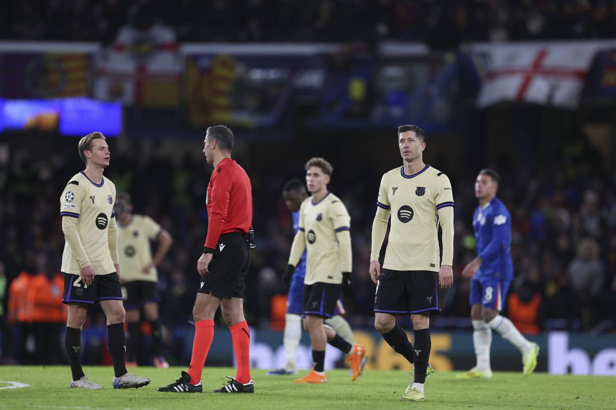 De Jong, Fermín y Lewandowski se acercan al árbitro esloveno Slavko Vincic, durante el partido ante el Chelsea.
