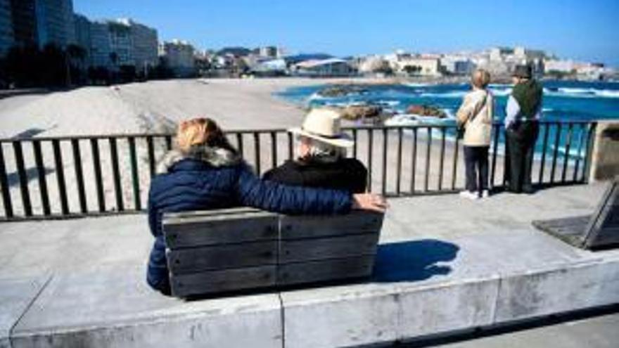 Varias personas en el paseo marítimo de A Coruña.