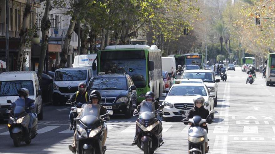 Los vecinos exigen los microbuses y el comercio, un aparcamiento