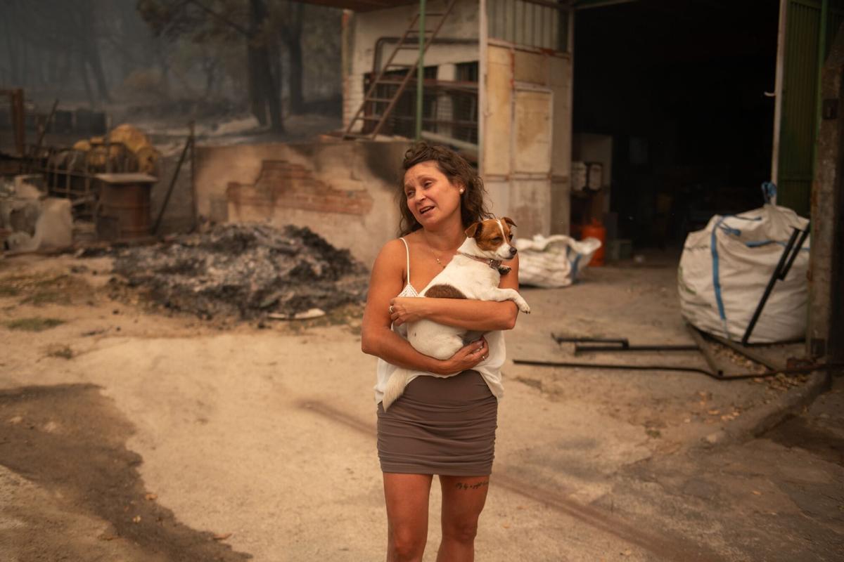 Una vecina de Piedralaves tras quemarse la casa de su padre durante el incendio de Burgohondo, a 26 de julio de 2026, en Piedralaves, Ávila, Castilla y León (España).