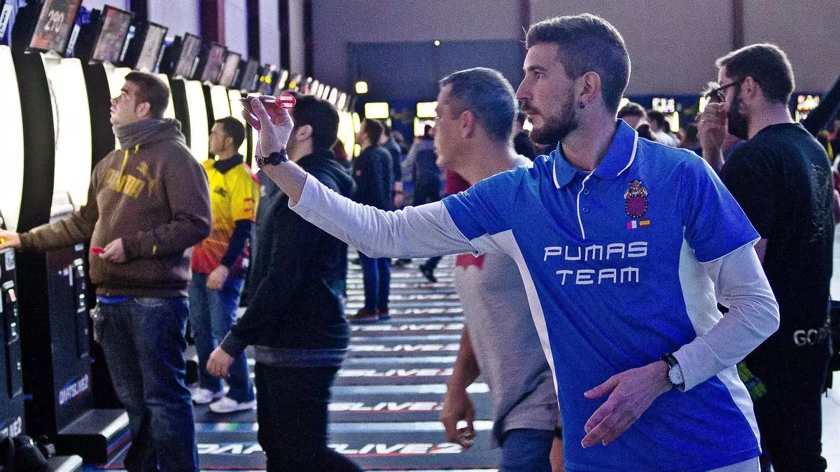 Más de 200 jugadores de dardos extremeños se miden en Valdesalor, en Cáceres