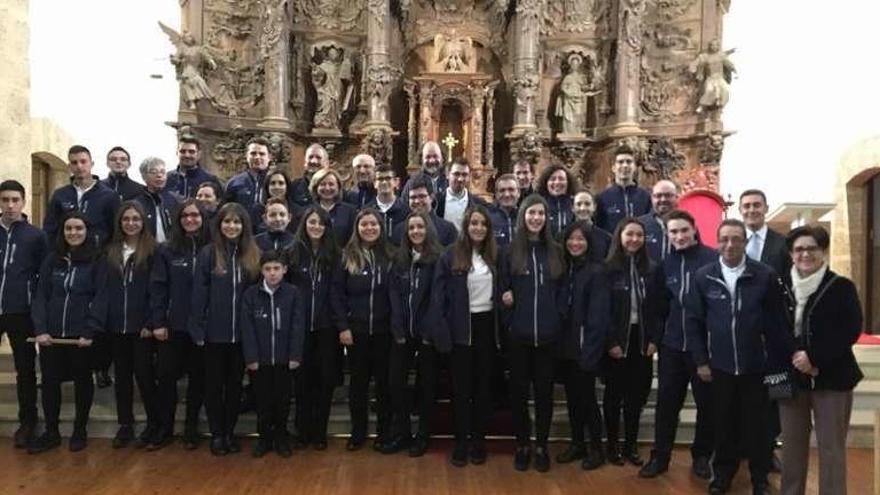 Foto de familia de la Banda de Música de San Cristóbal y, a la derecha, un momento del concierto en la iglesia parroquial.