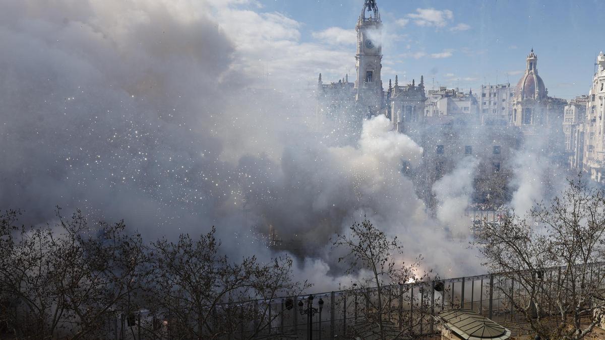 Valencia da comienzo a los días grandes de las Fallas con una mascletà al límite legal de pólvora