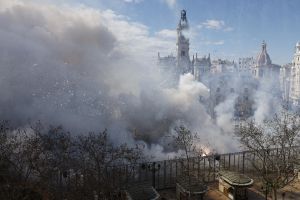 Valencia da comienzo a los días grandes de las Fallas con una mascletà al límite legal de pólvora