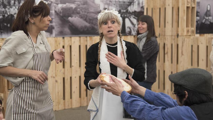 Recreació històrica en plena exposició fotogràfica del passat industrial del Berguedà